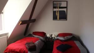 A bed or beds in a room at Appartement cosy avec cheminee a Eguisheim 110m² Terrasse