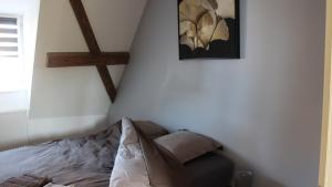 A bed or beds in a room at Appartement cosy avec cheminee a Eguisheim 110m² Terrasse