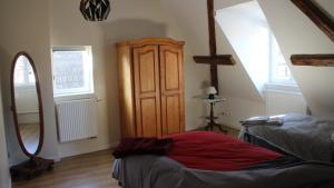 A bed or beds in a room at Appartement cosy avec cheminee a Eguisheim 110m² Terrasse