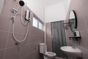 een badkamer met een douche, een toilet en een wastafel bij Taiping Homestay 5R3B, 9mins - Zoo & Lake Garden Taiping in Taiping