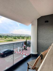 balcone con vista su una strada di Hanul Domnesc Imperial Hotel & SPA a Călan