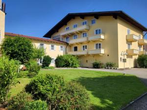 un gran edificio de apartamentos con un patio verde en Appartementhaus Stöckl, en Bad Füssing