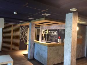 O lounge ou bar de Hotel Ibis Budget Deauville