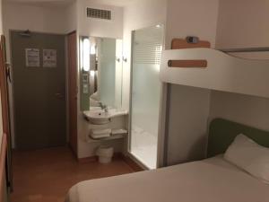 Um banheiro em Hotel Ibis Budget Deauville