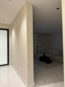 sala de estar con sofá y mesa en Sunrise Luxury Two Bedroom Apartment, en Al Khobar