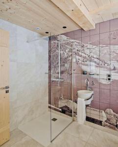 y baño con ducha, lavabo y aseo. en Chalet-Hôtel Inarpa, en La Clusaz