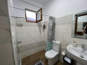 uma casa de banho com um WC e um lavatório em Sajmir Suites em Përmet