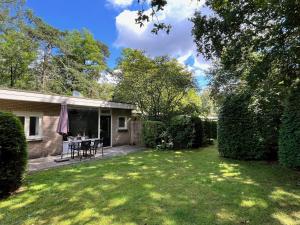 Градина пред Modern natuurhuisje midden in het bos op de Veluwe - Beau Home