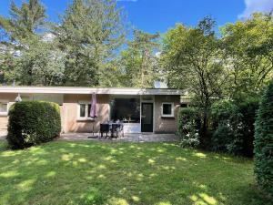 Градина пред Modern natuurhuisje midden in het bos op de Veluwe - Beau Home