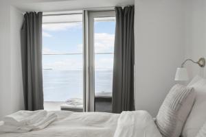 オーフスにあるEndless ocean views with private balconyのベッドルーム1室(ベッド1台付)が備わります。