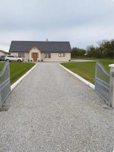 une allée menant à une maison avec un portail dans l'établissement Beachmount house, à Cork