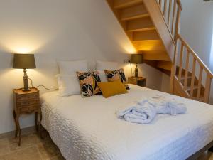 A bed or beds in a room at Le Domaine d’Angerville - Chambres d'Hôtes