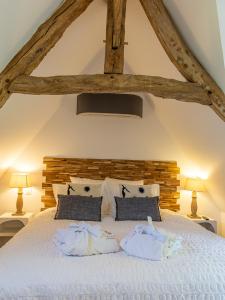 A bed or beds in a room at Le Domaine d’Angerville - Chambres d'Hôtes