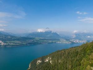 vista su un lago in mezzo a una montagna di Hotel Zeit & Traum a Beatenberg