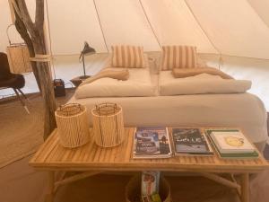 พื้นที่นั่งเล่นของ Cozy Garden Glamping