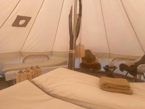 เตียงในห้องที่ Cozy Garden Glamping