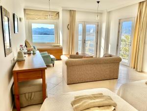 uma sala de estar com vista para o oceano em Ece Hotel Sovalye Island em Fethiye