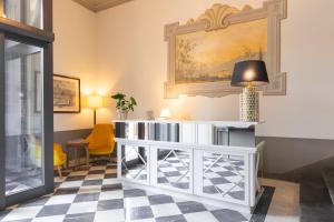 un soggiorno con pavimento a scacchi di Algilà Luxury Torrigiani Apartments a Firenze