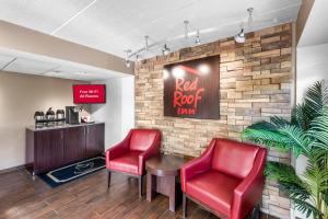 Un lugar para sentarse en Red Roof Inn Indianapolis North - College Park