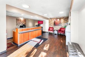 Un lugar para sentarse en Red Roof Inn Indianapolis North - College Park