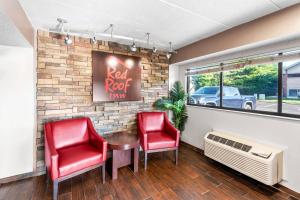 Un lugar para sentarse en Red Roof Inn Indianapolis North - College Park