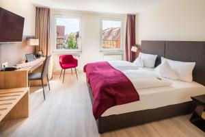 um quarto de hotel com uma cama e uma secretária em Best Western Hotel Schlossmühle Quedlinburg em Quedlinburg