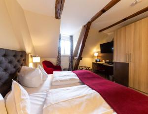 um quarto de hotel com uma cama grande e uma secretária em Best Western Hotel Schlossmühle Quedlinburg em Quedlinburg