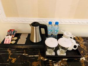 Kaffe- och tefaciliteter på Royal Rose Abu Dhabi, a Curio Collection by Hilton Affiliated Hotel