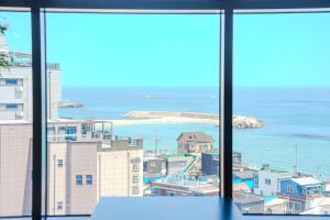 una finestra con vista sull'oceano di More than Sokcho a Sokcho