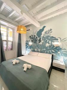 una camera da letto con un letto e due asciugamani di House -Rooftop&Jacuzzi -StayInSeville a Siviglia