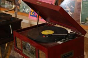 une boîte rouge avec un disque vinylique dans l'établissement Grape Village Hotel, à Amman