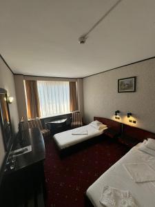 Tempat tidur dalam kamar di Hotel Aurora