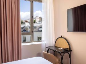 Cette chambre dispose d'un lit et d'une fenêtre avec vue. dans l'établissement Hotel Maison Hamelin Paris - Handwritten Collection, à Paris