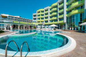 een groot zwembad voor een gebouw bij MPM Hotel Arsena - Ultra All Inclusive in Nesebar