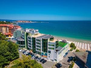 een luchtzicht op een gebouw naast het strand bij MPM Hotel Arsena - Ultra All Inclusive in Nesebar