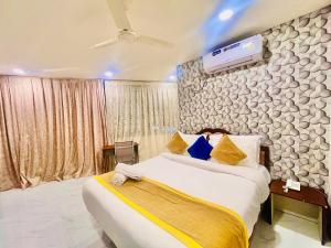 HOTEL EAGLE GRAND HYDERABAD AiRPORT ZONE में एक कमरे में एक या कई बेड