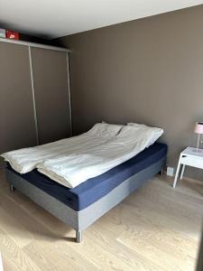 - un lit dans une chambre avec un cadre de lit dans l'établissement Leilighet Smeasundet, à Haugesund