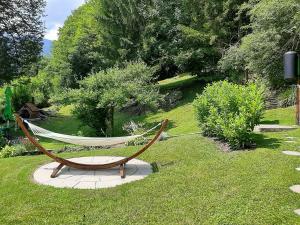 een hangmat in het gras in een tuin bij Počitniška hiša ErOs in Bohinj