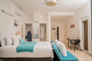 1 dormitorio grande con 1 cama y 1 mesa en Villa Serenity- Water View Suite, en Providenciales