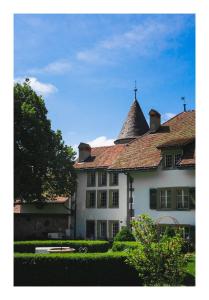 ein großes weißes Haus mit einem Kacheldach in der Unterkunft B&B Château la Grande Riedera 