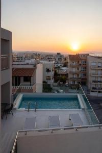 vistas a una piscina en la parte superior de un edificio en EDEL Luxury Apartments, en La Canea