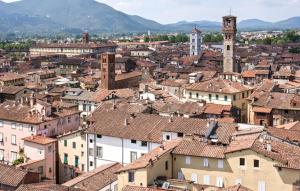 een uitzicht op een stad met gebouwen en een klokkentoren bij Nice Apartment In Lucca With Wifi in Lucca