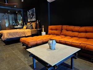 a living room with a couch and a table at Le 7 in Vieille-Toulouse