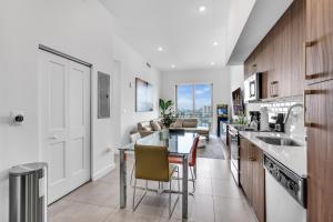 Eldhús eða eldhúskrókur á Urban Escape 3 Bed Unit near Brickell and Wynwood