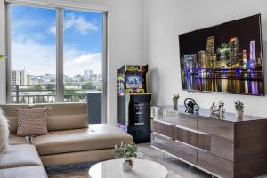 Sjónvarps- og/eða afþreyingartæki á Urban Escape 3 Bed Unit near Brickell and Wynwood