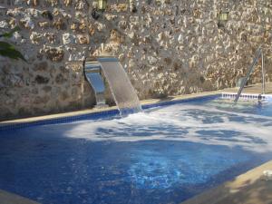 una grande piscina con fontana di Sabah Pansiyon a Antalya (Adalia)