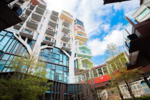 Un grand bâtiment blanc avec de nombreuses fenêtres et arbres dans l'établissement CHECK inn MAGI Kids Hotel, à Luodong