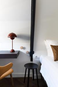 um quarto com uma cama, uma mesa e uma cadeira em Anegang Boutique Hotel em Haarlem