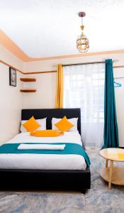 Un pat sau paturi într-o cameră la Studio furnished Apartments Naivasha