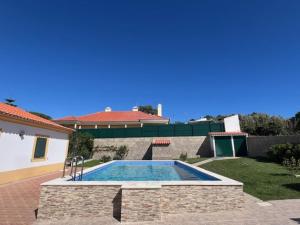 uma piscina no quintal de uma casa em Quinta do Marmeleiro em Santiago do Cacém